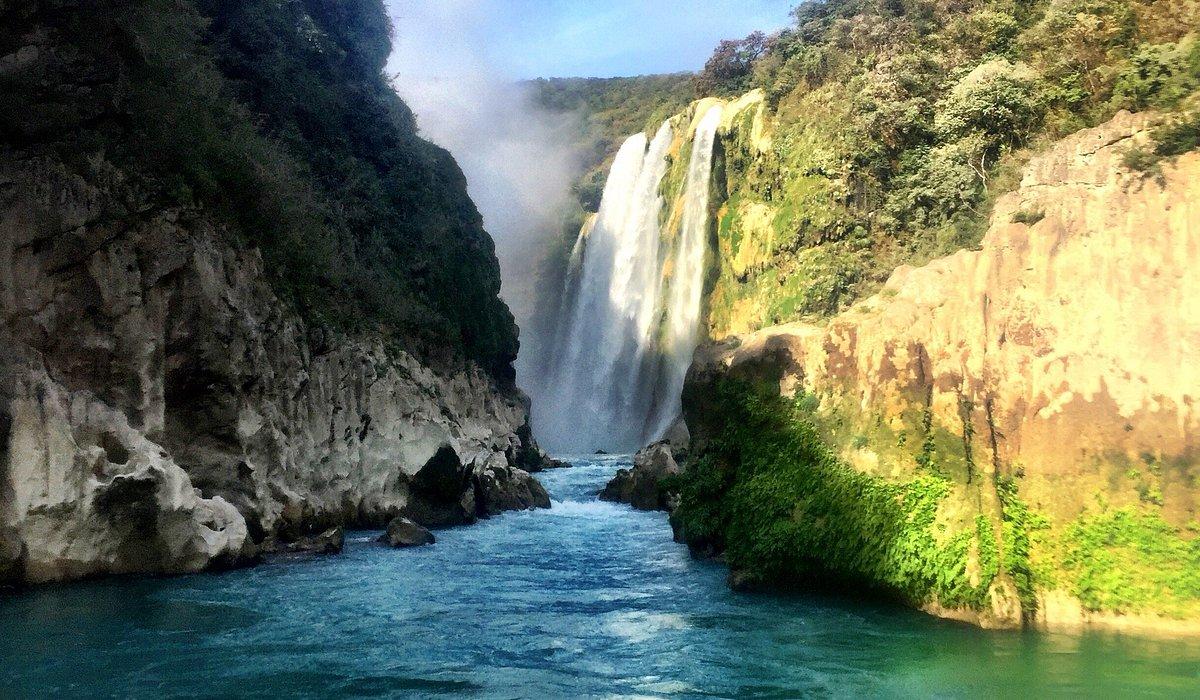 Tamul waterfall pouring into the turquoise Tampaón river in the Huasteca Potosina