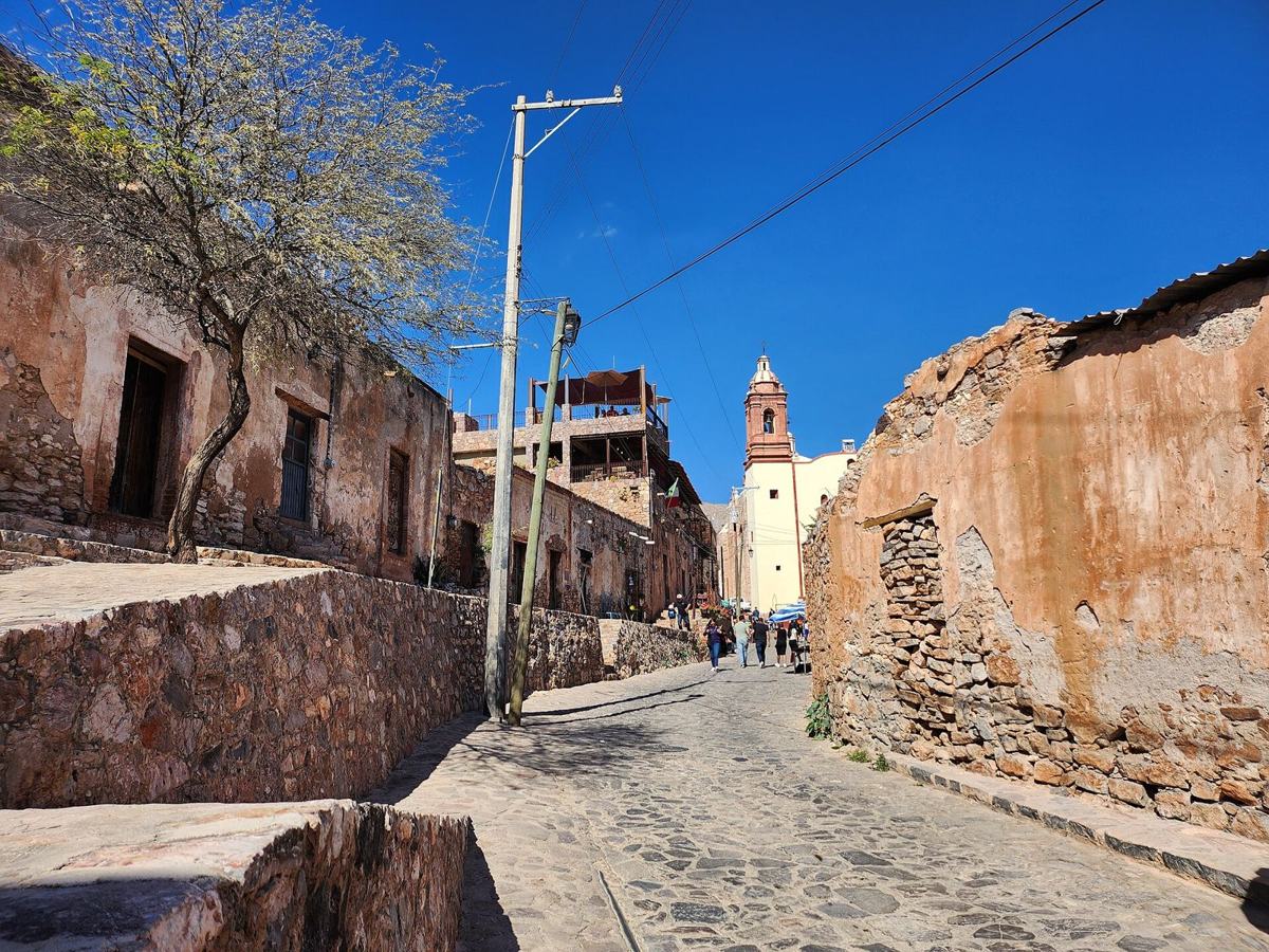 Cerro de San Pedro, the old mining town where the Sendero del Capitán begins.