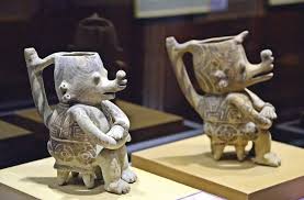 Cerámica huasteca con diseños característicos en café oscuro sobre fondo crema