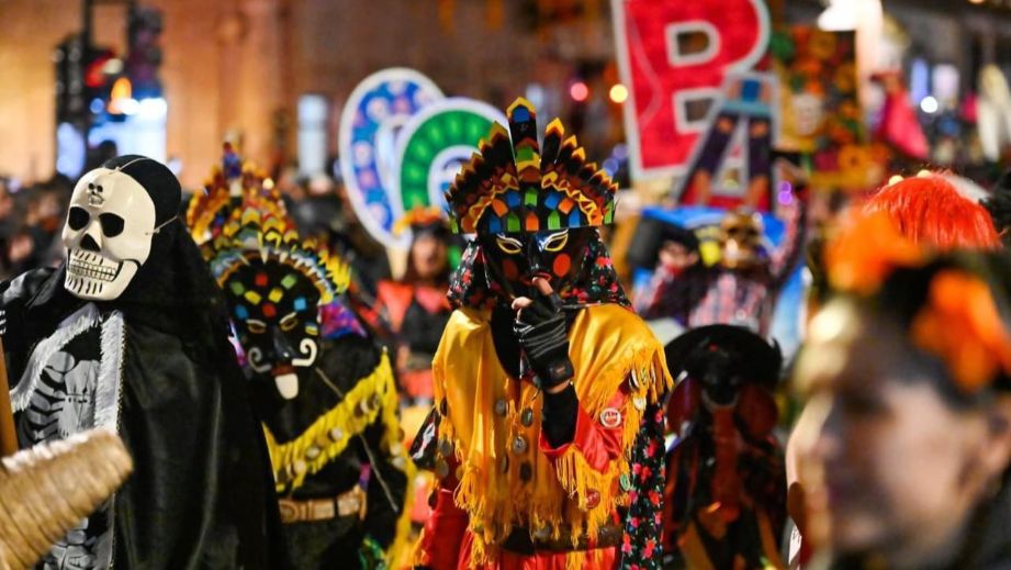 Máscaras coloridas de Xantolo